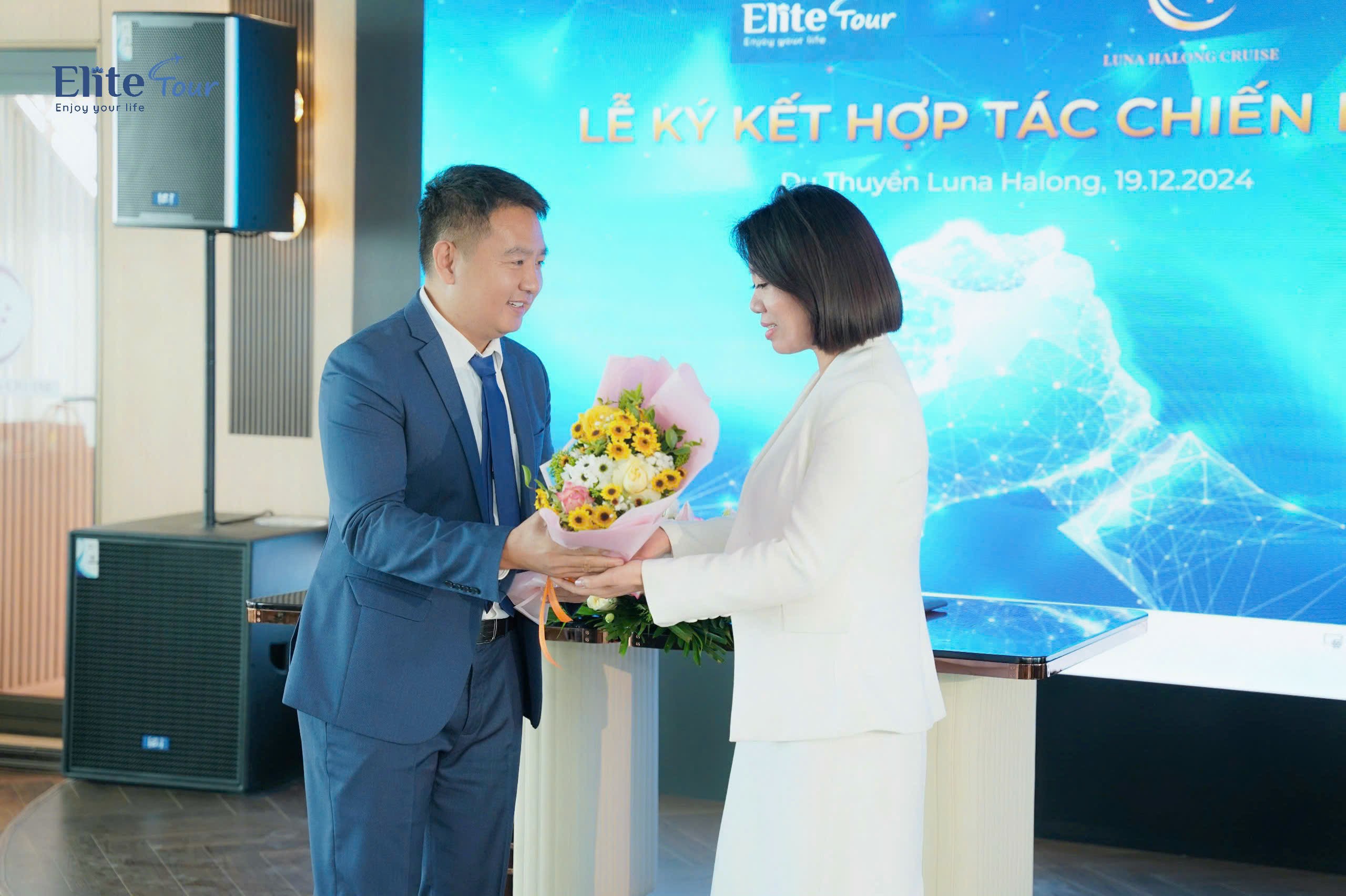 Elite Tour kí kết voucher du thuyền Luna Hạ Long