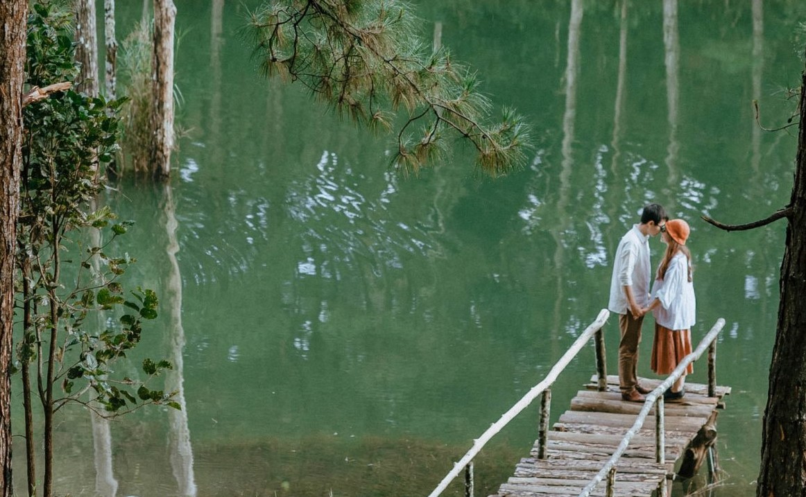 Chụp hình ở cầu gỗ Hồ Tuyền Lâm