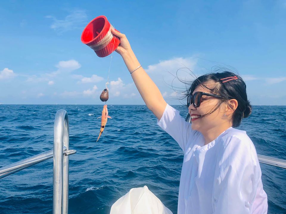 Câu Cá trên tàu trên biển đảo Phú Quý