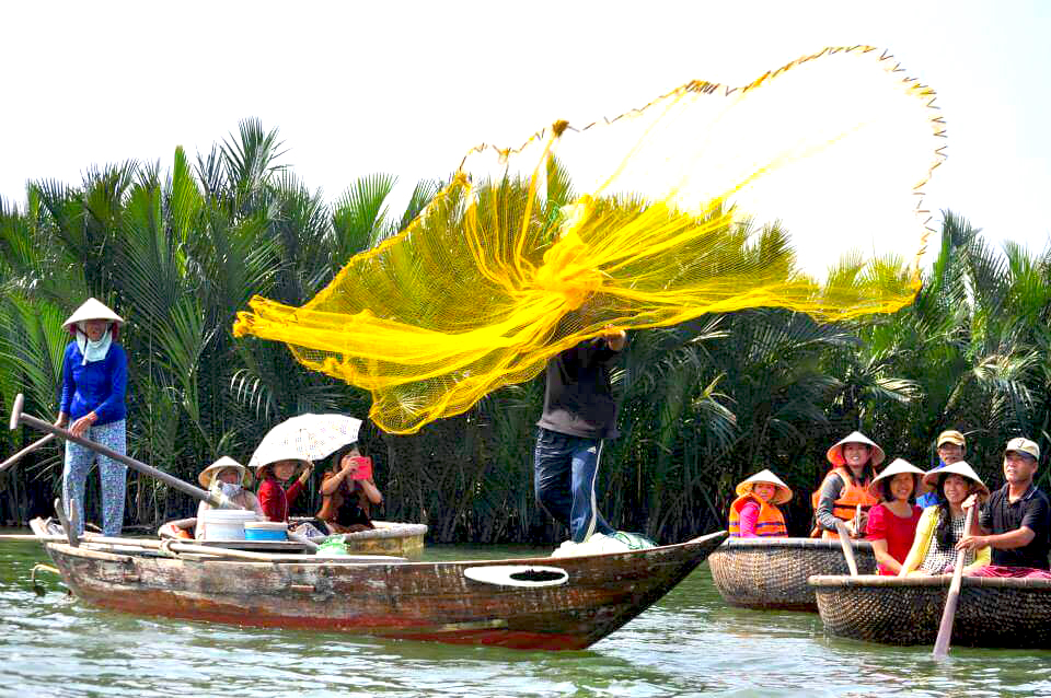Biểu diễn giăng lưới bắt cá tại khu du lịch Rừng dừa Bảy Mẫu 