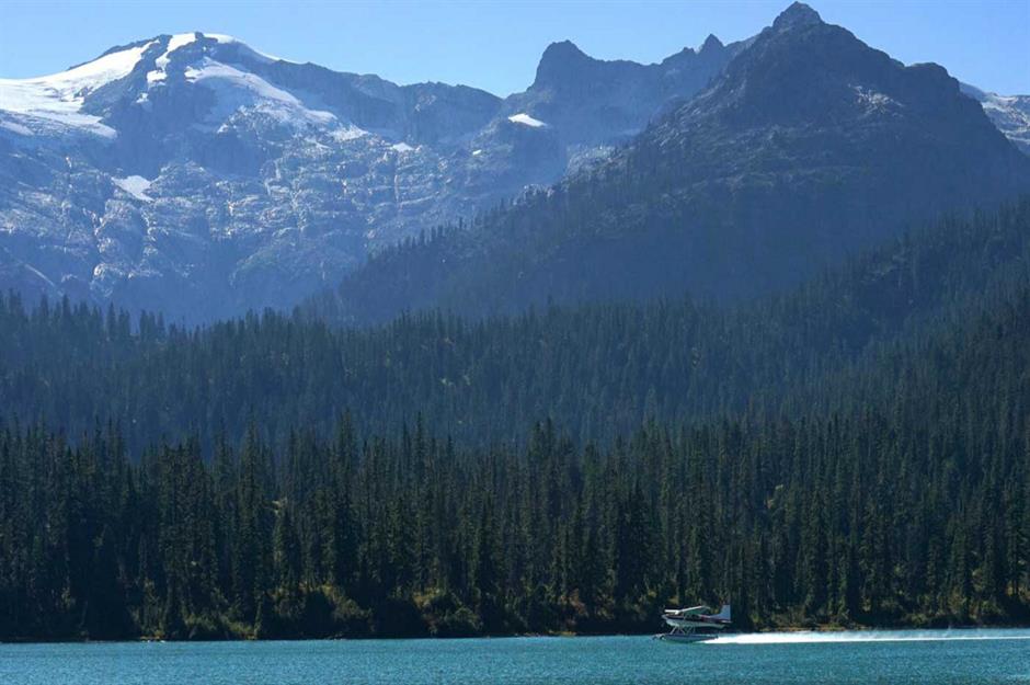 Bay thủy phi cơ khám phá hồ trên núi tuyết Phantom, British Columbia, Canada