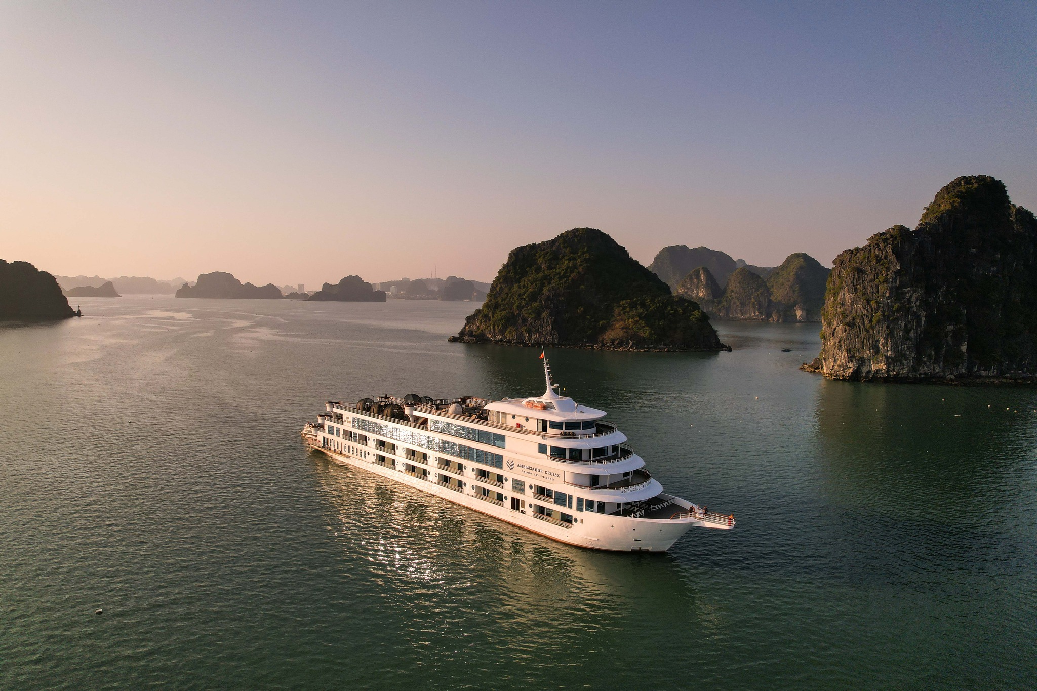 Du thuyền Hạ Long trong ngày Ambassador Day Cruise