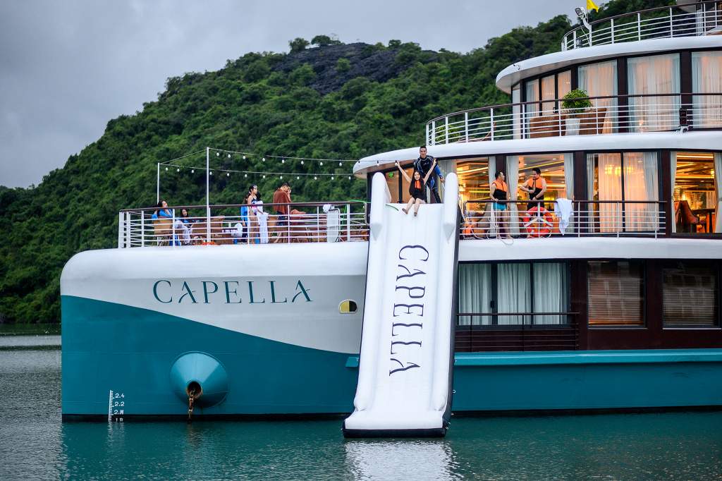 Du thuyền Capella Cruise 5 sao 01