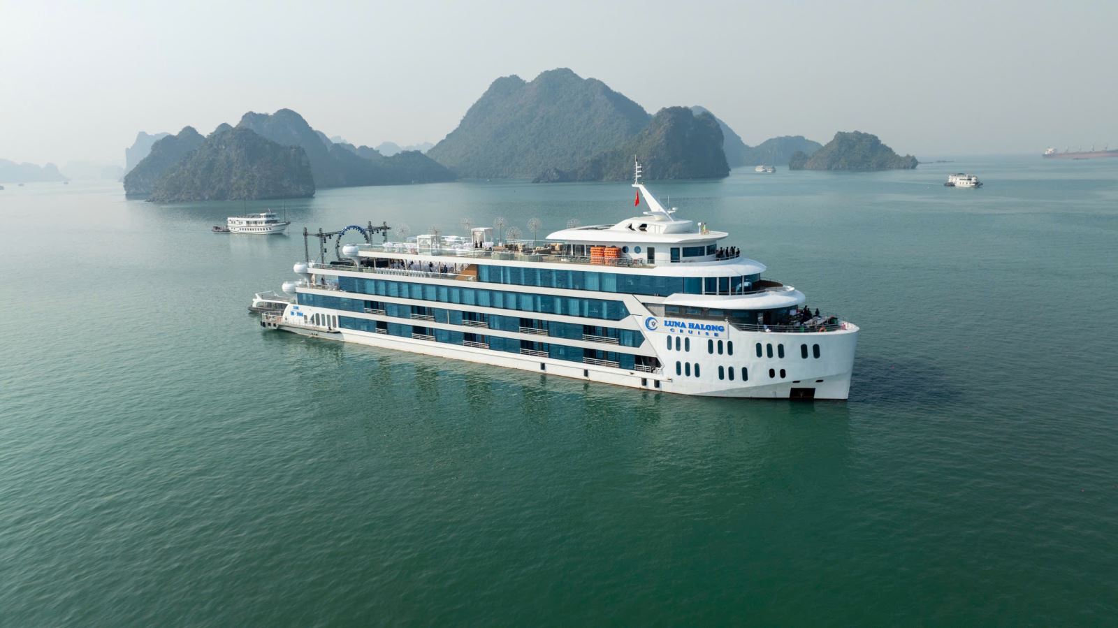 kham-pha-cac-hang-phong-tren-du-thuyen-luna-halong-cruise