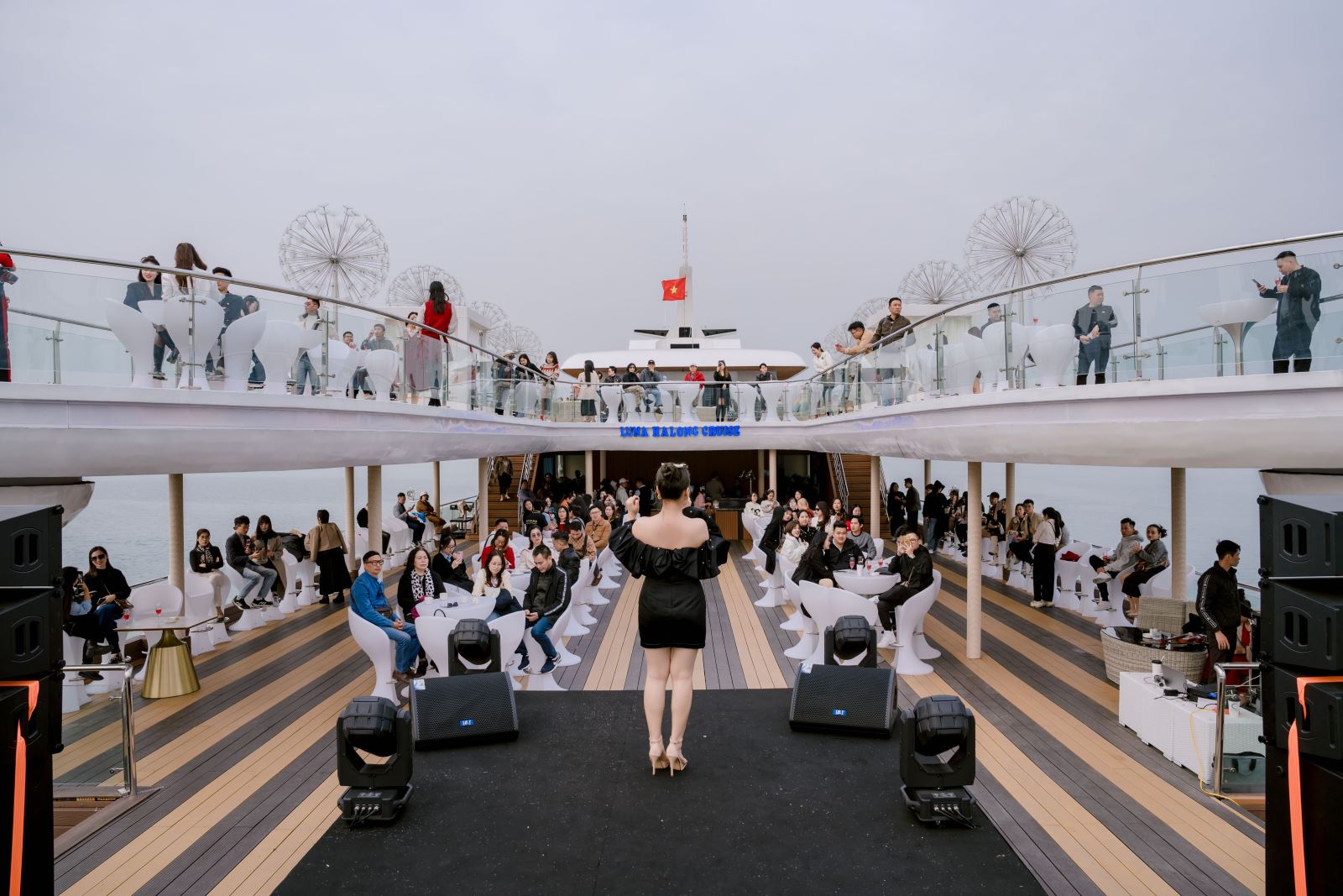 Sundeck du thuyền Luna Halong Cruise