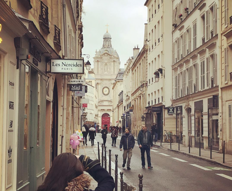 Đi bộ trên đường phố Paris - Một trải nghiệm được yêu thích khi đi du lịch Pháp